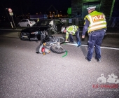 Schwerer Unfall zwischen Motorrad und PKW - Autofahrer leicht verletzt geschützt durch Airbags - Kradfahrer kein Airbag wurde schwerverletzt