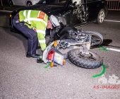 Schwerer Unfall zwischen Motorrad und PKW - Autofahrer leicht verletzt geschützt durch Airbags - Kradfahrer kein Airbag wurde schwerverletzt
