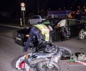 Schwerer Unfall zwischen Motorrad und PKW - Autofahrer leicht verletzt geschützt durch Airbags - Kradfahrer kein Airbag wurde schwerverletzt