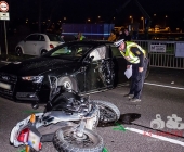 Schwerer Unfall zwischen Motorrad und PKW - Autofahrer leicht verletzt geschützt durch Airbags - Kradfahrer kein Airbag wurde schwerverletzt