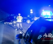 Schwerer Unfall zwischen Motorrad und PKW - Autofahrer leicht verletzt geschützt durch Airbags - Kradfahrer kein Airbag wurde schwerverletzt