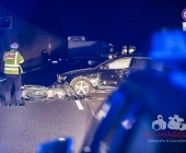 Schwerer Unfall zwischen Motorrad und PKW - Autofahrer leicht verletzt geschützt durch Airbags - Kradfahrer kein Airbag wurde schwerverletzt