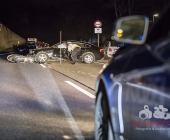 Schwerer Unfall zwischen Motorrad und PKW - Autofahrer leicht verletzt geschützt durch Airbags - Kradfahrer kein Airbag wurde schwerverletzt