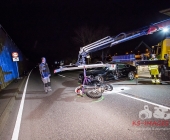 Schwerer Unfall zwischen Motorrad und PKW - Autofahrer leicht verletzt geschützt durch Airbags - Kradfahrer kein Airbag wurde schwerverletzt