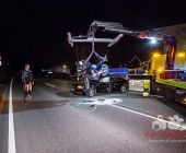 Schwerer Unfall zwischen Motorrad und PKW - Autofahrer leicht verletzt geschützt durch Airbags - Kradfahrer kein Airbag wurde schwerverletzt