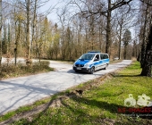 Sucheinsatz! Pferd kommt ohne Reiter zum Anwesen zurück - Polizei und Feuerwehr im Wald zur Suche