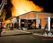 Großbrand zweier Hallen auf Landwirtschftlichem Anwesen - Kühe im Flammenmeer gefangen