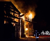 Großbrand zweier Hallen auf Landwirtschftlichem Anwesen - Kühe im Flammenmeer gefangen