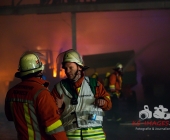 Großbrand zweier Hallen auf Landwirtschftlichem Anwesen - Kühe im Flammenmeer gefangen