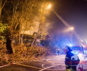 [Nachschlag alle Motive] Nach angeblicher Explosion brennt Gartengrundstück nieder. Exklusive Bilder der Ruine