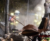 [Nachschlag alle Motive] Nach angeblicher Explosion brennt Gartengrundstück nieder. Exklusive Bilder der Ruine