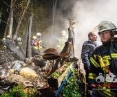 [Nachschlag alle Motive] Nach angeblicher Explosion brennt Gartengrundstück nieder. Exklusive Bilder der Ruine