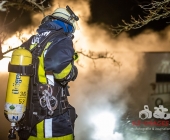 Anwohner schreckt auf - Flammen wüten am Firmengebäude - Feuerwehr kann schlimmeres verhindern