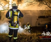 Anwohner schreckt auf - Flammen wüten am Firmengebäude - Feuerwehr kann schlimmeres verhindern