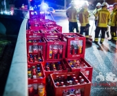 Lastwagen verliert auf über mehrere 100m Ladung - Cola Kisten mit PET Flaschen verteilen sich über die Fahrbahn