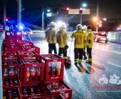 Lastwagen verliert auf über mehrere 100m Ladung - Cola Kisten mit PET Flaschen verteilen sich über die Fahrbahn