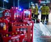 Lastwagen verliert auf über mehrere 100m Ladung - Cola Kisten mit PET Flaschen verteilen sich über die Fahrbahn