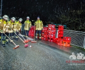 Lastwagen verliert auf über mehrere 100m Ladung - Cola Kisten mit PET Flaschen verteilen sich über die Fahrbahn