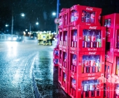 Lastwagen verliert auf über mehrere 100m Ladung - Cola Kisten mit PET Flaschen verteilen sich über die Fahrbahn