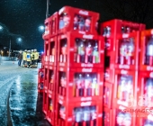 Lastwagen verliert auf über mehrere 100m Ladung - Cola Kisten mit PET Flaschen verteilen sich über die Fahrbahn