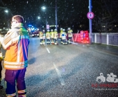 Lastwagen verliert auf über mehrere 100m Ladung - Cola Kisten mit PET Flaschen verteilen sich über die Fahrbahn