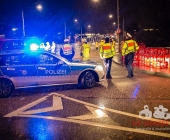 Lastwagen verliert auf über mehrere 100m Ladung - Cola Kisten mit PET Flaschen verteilen sich über die Fahrbahn