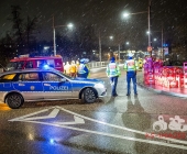 Lastwagen verliert auf über mehrere 100m Ladung - Cola Kisten mit PET Flaschen verteilen sich über die Fahrbahn