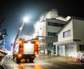 Gebäudebrand in einer Ölpresserei - Feuerwehr im Großaufgebot - Sonderfahrzeuge aus Stuttgart angefordert