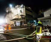 Gebäudebrand in einer Ölpresserei - Feuerwehr im Großaufgebot - Sonderfahrzeuge aus Stuttgart angefordert