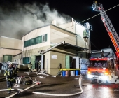 Gebäudebrand in einer Ölpresserei - Feuerwehr im Großaufgebot - Sonderfahrzeuge aus Stuttgart angefordert