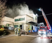 Gebäudebrand in einer Ölpresserei - Feuerwehr im Großaufgebot - Sonderfahrzeuge aus Stuttgart angefordert