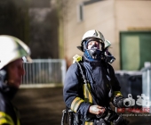 Gebäudebrand in einer Ölpresserei - Feuerwehr im Großaufgebot - Sonderfahrzeuge aus Stuttgart angefordert