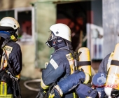 Gebäudebrand in einer Ölpresserei - Feuerwehr im Großaufgebot - Sonderfahrzeuge aus Stuttgart angefordert