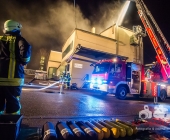 Gebäudebrand in einer Ölpresserei - Feuerwehr im Großaufgebot - Sonderfahrzeuge aus Stuttgart angefordert