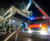 Gebäudebrand in einer Ölpresserei - Feuerwehr im Großaufgebot - Sonderfahrzeuge aus Stuttgart angefordert