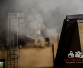 Gebäudebrand in einer Ölpresserei - Feuerwehr im Großaufgebot - Sonderfahrzeuge aus Stuttgart angefordert