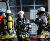 Gebäudebrand in einer Ölpresserei - Feuerwehr im Großaufgebot - Sonderfahrzeuge aus Stuttgart angefordert