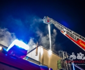 Gebäudebrand in einer Ölpresserei - Feuerwehr im Großaufgebot - Sonderfahrzeuge aus Stuttgart angefordert