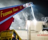 Gebäudebrand in einer Ölpresserei - Feuerwehr im Großaufgebot - Sonderfahrzeuge aus Stuttgart angefordert