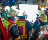 Gebäudebrand in einer Ölpresserei - Feuerwehr im Großaufgebot - Sonderfahrzeuge aus Stuttgart angefordert