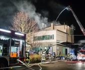 Gebäudebrand in einer Ölpresserei - Feuerwehr im Großaufgebot - Sonderfahrzeuge aus Stuttgart angefordert