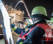 Gebäudebrand in einer Ölpresserei - Feuerwehr im Großaufgebot - Sonderfahrzeuge aus Stuttgart angefordert