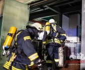 Gebäudebrand in einer Ölpresserei - Feuerwehr im Großaufgebot - Sonderfahrzeuge aus Stuttgart angefordert