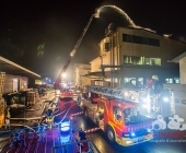 Gebäudebrand in einer Ölpresserei - Feuerwehr im Großaufgebot - Sonderfahrzeuge aus Stuttgart angefordert