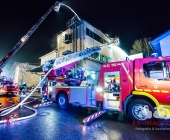 Gebäudebrand in einer Ölpresserei - Feuerwehr im Großaufgebot - Sonderfahrzeuge aus Stuttgart angefordert