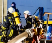 Gebäudebrand in einer Ölpresserei - Feuerwehr im Großaufgebot - Sonderfahrzeuge aus Stuttgart angefordert