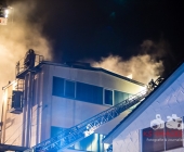 Gebäudebrand in einer Ölpresserei - Feuerwehr im Großaufgebot - Sonderfahrzeuge aus Stuttgart angefordert