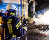 Gebäudebrand in einer Ölpresserei - Feuerwehr im Großaufgebot - Sonderfahrzeuge aus Stuttgart angefordert