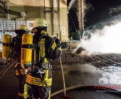 Gebäudebrand in einer Ölpresserei - Feuerwehr im Großaufgebot - Sonderfahrzeuge aus Stuttgart angefordert