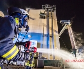 Gebäudebrand in einer Ölpresserei - Feuerwehr im Großaufgebot - Sonderfahrzeuge aus Stuttgart angefordert